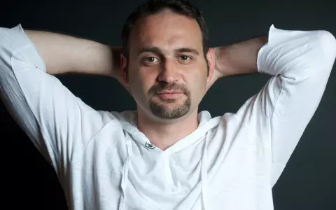 Ce a făcut Adrian Văncică înainte de a cunoaște succesul cu rolul lui Celentano în Las Fierbinți: „Cel mai greu a fost să încerci să râmâi în București. Aici o chirie costă. Ciorba e mai scumpă decât la Tecuci"