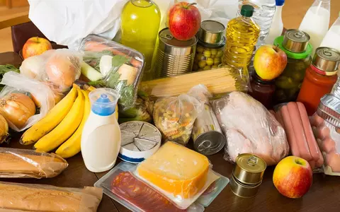 Noua listă a alimentelor interzise în școli și grădinițe. Ce nu mai au voie să mănânce copiii