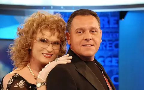 Angela Similea a strălucit într-o ținută elegantă, cu o pălărie albă și bijuterii fine, la concertul prietenului ei, Ovidiu Komornyik: ”Să fiți frumoase pentru dumneavoastră, dar și pentru soții și partenerii dumneavoastră”