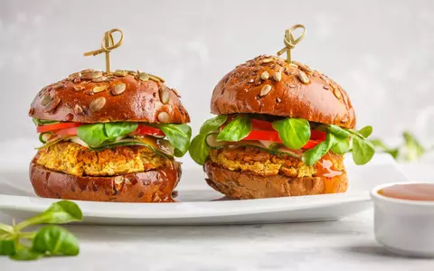 Rețetă de burger de post cu fasole neagră și porumb