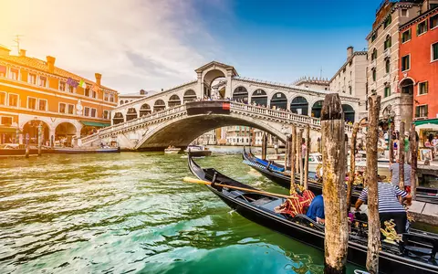 Cele mai frumoase plimbări cu gondola în Veneția: rute romantice și ascunse