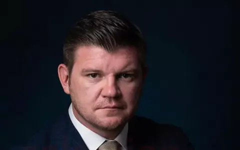 Cine este Anton Pisaroglu. A fost consultant pentru Viorica Dăncilă, Nicușor Dan, George Simion și Călin Georgescu și candidează la alegerile prezidențiale