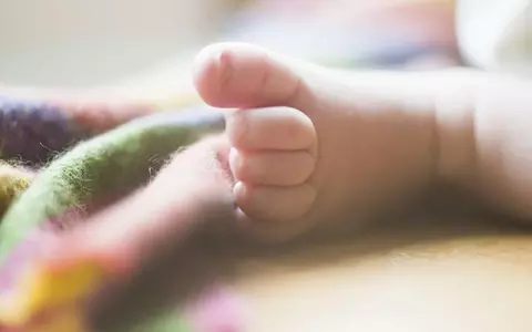 Copil de 7 luni, ucis în bătaie de iubitul mamei sale, în Covasna. Femeia, care mai are șase copii dați în plasament, a mințit că bebelușul a căzut din pat: "Îl enerva că..."