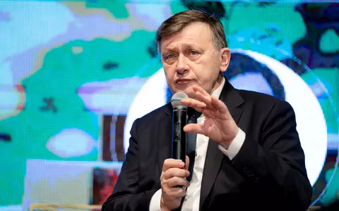Crin Antonescu și-a depus candidatura la prezidențiale și a demisionat, după 35 de ani, din PNL: „E straniu, dar necesar. Nu mă clatin” / La sediul BEC, și-a făcut apariția cu Adina Vălean, soția sa