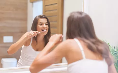 Cum să îți îngrijești corect implanturile dentare. Ce să faci și ce să nu faci