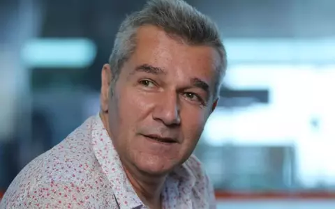 Dan Bittman, în lacrimi, pe scenă. Cum l-a omagiat pe Gabriel Cotabiță: ”Avem un invitat special, care o să cânte următoarea piesă cu voi: Păsări de fum”