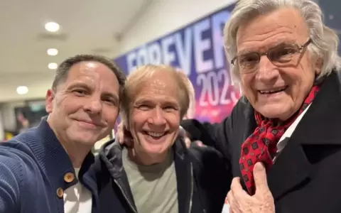 Florin Piersic, ovaționat la scenă deschisă, la concertul susținut de Richard Clayderman la Cluj: "Vă îmbrățișez pe toți și am putere încă să vă pup pe toți"
