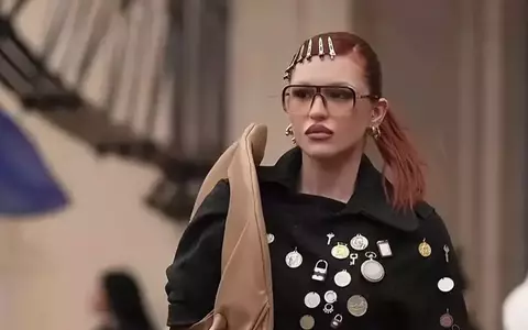 Fiica lui Gabi Balint, apariție extravagantă la un eveniment monden. Denisa a purtat o geantă supradimensionată "cu mănuși" și un trenci accesorizat atipic