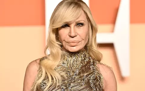 Donatella nu va mai fi director artistic al casei de modă Versace: "A fost cea mai mare onoare din viaţa mea să duc mai departe moştenirea fratelui meu Gianni" / Ce gigant al modei vrea să cumpere brandul