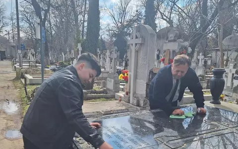 Imagini emoționante cu Dragoș Dolănescu și fiul lui cel mic, Darius, la mormântul lui Ion Dolănescu: ”Ne-am rugat și am aprins lumânări” Ce probleme au avut de rezolvat cei doi în România / EXCLUSIV