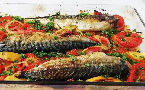 Rețetă de macrou pe pat de cartofi