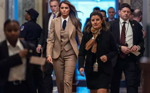 Cum a apărut Melania Trump la primul eveniment oficial de la revenirea la Casa Albă. Prima Doamnă a purtat un costum masculin de culoare bej, cămașă albă, cravată neagră și pantofi cu toc
