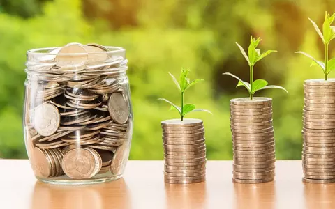 Cum se poate cumula pensia cu salariul, în 2025. Precizările Casei Naționale de Pensii