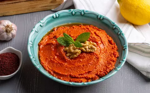 Rețetă de Muhammara - o pastă delicioasă din ardei copt și nuci