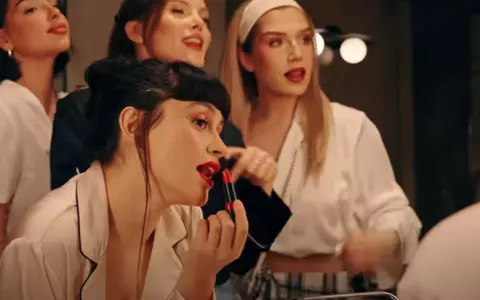 Oxygen semnează campania Avon Ultra, un manifest al culorii și al puterii feminine