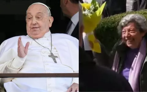 Cine este femeia cu flori galbene căreia i s-a adresat Papa Francisc la externarea din spital: "M-a privit numai pe mine! Sunt un munte de emoţie"
