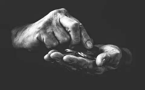 Ajutorul de 400 de lei ajunge cu întârziere la pensionari în aprilie 2025. Cine beneficiază de bani