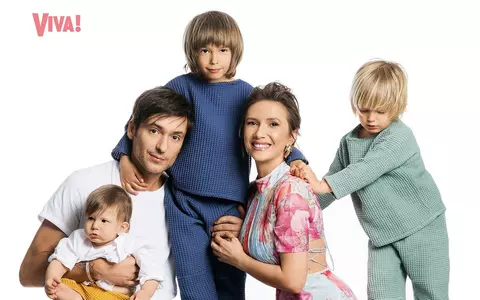 Ce provocări întâmpină Adela Popescu și Radu Vâlcan ca părinți cu trei băieți: „Suntem recunoscători pentru că ne-am atins când a fost să fie. Copiii noștri plâng, ne contrează, ne certăm, ne împăcăm…” / EXCLUSIV