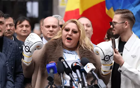 Diana Şoşoacă şi-a depus candidatura la prezidențiale purtând mănuși de box: "Am venit pregătită să mă mai lupt o dată cu sistemul" / Ce vedetă TV i-a dat mănușile