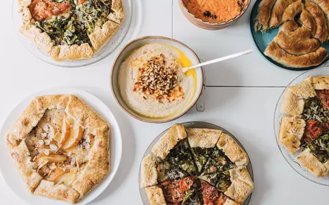 Rețetă de tartă cu legume și humus - un preparat de post sănătos și delicios