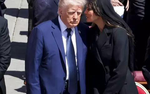 Ce i-a șoptit Melania lui Donald Trump, la ureche, la funeraliile Papei Francisc, pentru a evita o gafă diplomatică. Un expert în citit pe buze a dezvăluit totul