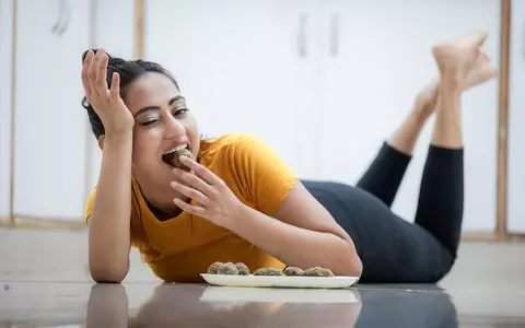 "Regula celor 5 secunde", mit sau adevăr? Cât este de periculoasă mâncarea consumată de pe jos