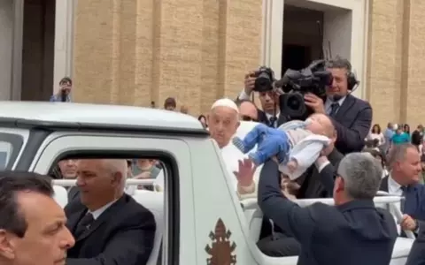 Povestea lui Tommaso Barbero, ultimul copil pe care l-a binecuvântat Papa Francisc: „Îi voi spune fiului meu că, dacă a fost ales între mii de alți copii, nu este o coincidență”