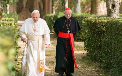 Filmul Netflix despre Papa Francisc și predecesorul său, din nou în actualitate, după moartea Suveranului Pontif: „E ca și cum ai privi două epoci ciocnindu-se”. A obținut trei nominalizări la Oscar