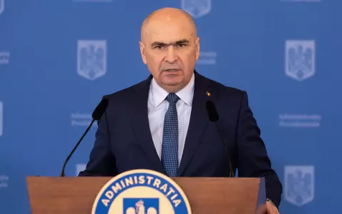 Cum arată blocul unde se află apartamentul lui Ilie Bolojan. Este situat în centrul orașului Oradea, construit în perioada comunistă, cu un bar la parter