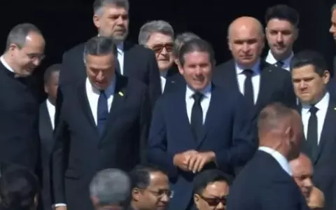 Ilie Bolojan și Marcel Ciolacu, la funeraliile Papei Francisc. Astăzi este zi de doliu național în România