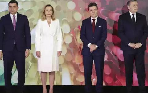Cât costă rochia albă purtată de Elena Lasconi la prima dezbatere electorală. Poartă semnătura brandului deținut de Andreea Raicu