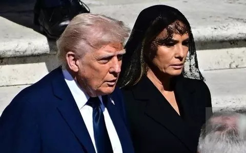 Melania și Donald Trump, la funeraliile Papei Francisc. Prima doamnă a Americii împlinește astăzi 55 de ani și aniversează în liniște, în acest moment istoric solemn