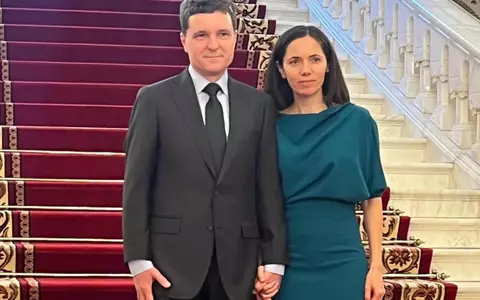 Cât costă rochia purtată de iubita lui Nicușor Dan la dezbaterea de la TVR. E același brand cu ținuta purtată de Elena Lasconi la prima dezbatere de la Digi