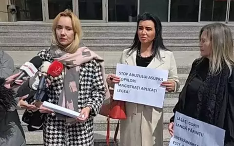 Adriana Bahmuțeanu și Oana Ioniță protestează în fața Tribunalului pentru copiii lor: „Un proces pentru drepturile copilului ar trebui să aibă maxim două luni, nu ani”