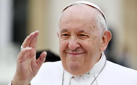 Imagini de la înmormântarea Papei Francisc: peste 50 de șefi de stat, peste 200 de mii de credincioși. Unii au dormit sub cerul liber, la Vatican / Papa a cerut să fie înmormântat cu vechii lui pantofi, uzați