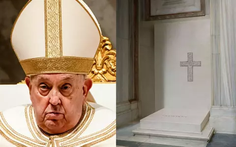 Cum arată mormântul Papei Francisc din Bazilica Santa Maria Maggiore. Piatra funerară este realizată din marmură și are inscripția „Franciscus”. Ce semnifică crucea de pe mormânt