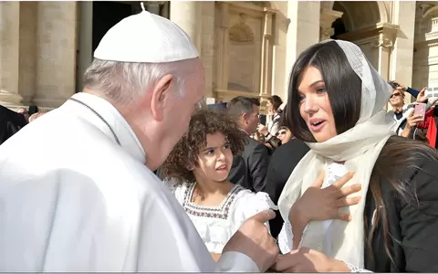 Andreea Esca și Paula Seling, despre întâlnirile cu Papa Francisc: „Binecuvântată să fiu martora și parte dintr-un moment de har”. Ce au transmis Dan Negru și Oana Roman după moartea Pontifului