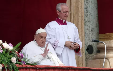 Ultimul drum al Papei Francisc: a fost înmormântat în Basilica Santa Maria Maggiore din Roma / Medalia vizitei Papei Francisc în România a fost depusă în sicriul său