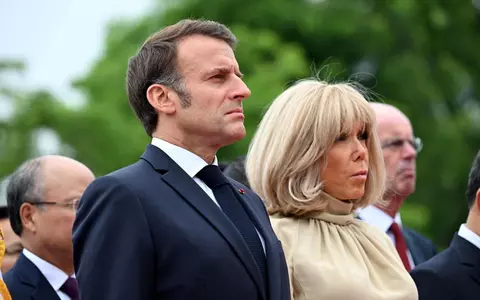Imagini virale cu Emmanuel Macron, pălmuit de Brigitte Macron, în ușa avionului prezidențial, la sosirea în Vietnam. Reacția Palatului Élysée: "O glumă între soți"