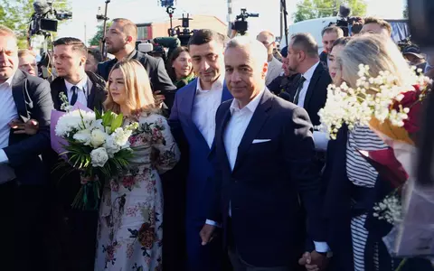George Simion și Călin Georgescu au mers împreună la vot, alături de Ilinca și Cristela: "Am votat împotriva inechităților și umilințelor"/ Cum s-au îmbrăcat soțiile lor: Ilinca a ales o rochie înflorată, Cristela a purtat alb-negru
