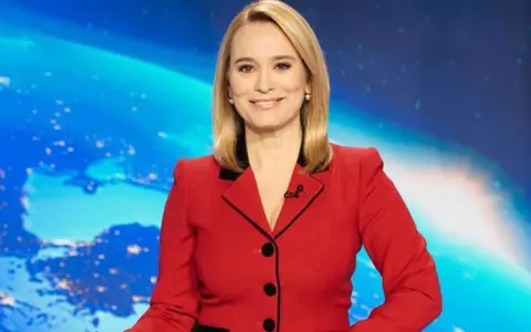 Andreea Esca, apariție inedită de 1 Mai. Îmbrăcată în salopetă de blugi, încălțată în șlapi și cu geantă de rafie, a mers să mănânce mici cu muștar și cartofi prăjiți