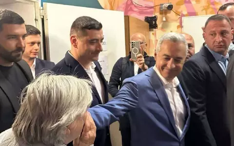 Călin Georgescu a provocat isterie la secția de votare. Imagini controversate cu el, în care oamenii îi pupă mâinile și îi cer să salveze țara: „Te iubim!”