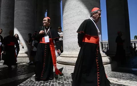 Cum este verificată mâncarea cardinalilor în Conclavul pentru alegerea Papei. Niciun mesaj nu are voie să treacă printre tacâmuri