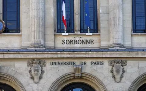 Cum ajungi să studiezi la Sorbona, unde și-a făcut Nicușor Dan doctoratul