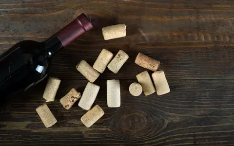 De ce sunt dopurile de plută cea mai bună alegere pentru vin?