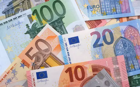 Euro a trecut de 5 lei pentru prima dată în istorie. Îngrijorare pentru importatori și românii cu credite