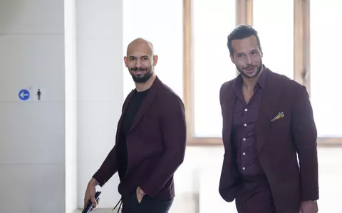 Andrew și Tristan Tate, puși sub acuzare în Marea Britanie. Procurorii au formulat 21 de acuzații împotriva lor, printre care viol, trafic de persoane și proxenetism