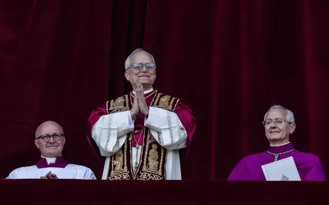 Papa Leon al al XIV-lea, primul mesaj către credincioși: „Trebuie să fim o biserică care construiește punți, deschisă tuturor. Pace vouă” / Ce omagiu i-a adus Papei Francisc