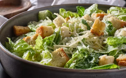 Salata Caesar: gust, prospețime și varietate în farfurie