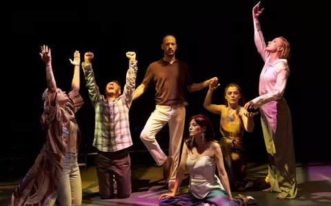 NIMIC NU E ÎNTÂMPLĂTOR, un spectacol inspirat de teatralitatea constelațiilor familiale
